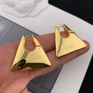 Brincos de ouro designer para mulheres 18k Triângulo de argola de aro de ouro Luz brilhante com cartas de luxo Stud personalidade para o presente de joias de festa