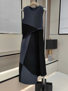 Pist elbiseleri Çizgili pileler ve düzensiz patchwork öğeleri ile yeni patchwork elbise renk eşleşen kolsuz elbise D240527