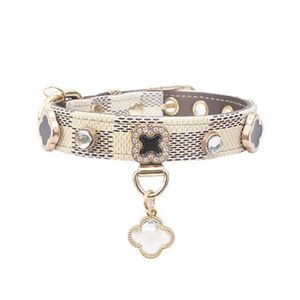 Designer Dog Collar Leases Set Soft Justerbar Classic Printed Plaid läder Pet Collar med blommor för små hundar Chihuahua Poodle Gem Bedecked