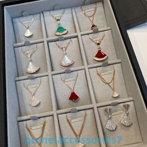 2024 Designer bulgariism smycken hänge halsband liten kjol vit mamma skal fläkt formad diamant v röd jade märg krage kedja k guldstruktur