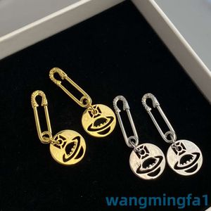 2024 Designer Luxury Xitai Queenjewellery Stud Xis PaperClip Shaped Earrings Gold Silver Two Letters Hollow Pin Round Plack and Color Arringf orw Omensf