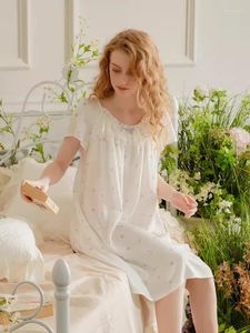 Kvinnors sömnkläder söta prinsessor Viscose Kort ärm Vit färg Nattklänningar för kvinnor Bekväm spets lös Royal Summer Dress