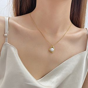 Retro fashion high-end special-shaped pendant light luxury niche design pearl necklace