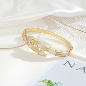 Unik charm bulgarly armband designad för älskare guldplattade fashionabla naturliga öppningsormar formade med ljus lyx 8mtu