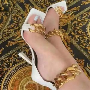 Sandals مضخات 2024 الصيف الأزياء سلسلة النعال أحذية النساء رقيقة الكعب العالي انزلاق على شرائح اصبع القدم مربعة صندل 933