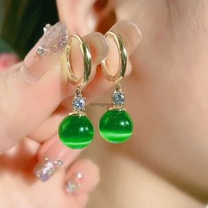 2024summer Nuovi orecchini in pietra per gli occhi di gatti verdi popolari su Internet alla moda e versatile semplice accessori per le donne