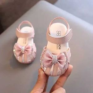 Sandals Summer girls sandals bow shaped fashionable pink princess toddler shoes soft soled baby with padding for children aged 0-3 d240527