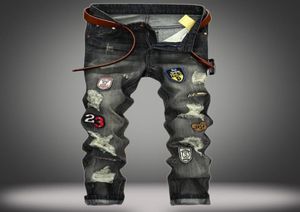 Męski projektant mody Rozbite dżinsy retro czarna odznaka mycia motocyklowe dżinsowe spodnie Hip Hop Zwykłe spodnie JB1632588568