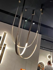 Lâmpada de parede Designer minimalista Modelagem leve Restaurante Creative Anômalo Duplex Chandelier Personalidade Art Shop Comercial