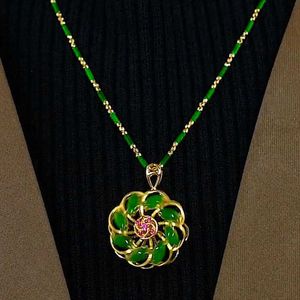 2024 Internet Kändis Fashion Green Cats Eye Stone Roting Lucky Flower Necklace For Womens High-End Sense Pendant Clothing Accessories