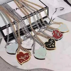 Lyx varumärkesdesigners halsband inverterad triangel bokstav hänge hip hop p persika hjärta kärlek halsband mode man kvinna hög kvalitet halsband