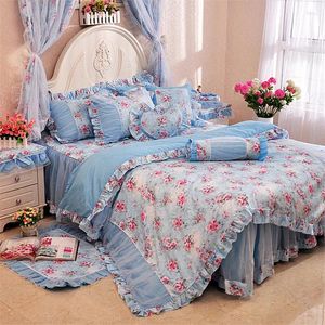Bettwäsche Sets 4/6/8 PCs Luxus Baumwollset Blue Pink Lace Bettdecke Cover Prinzessinstil Bett Rock Leinen Bettwolken