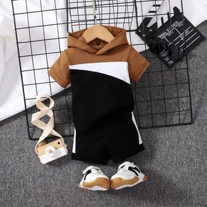 2pcs Baby Boy 95% Cotton Hooded Short-sleeve Colorblock Top & Shorts Set Suitable for Summer Season L2405