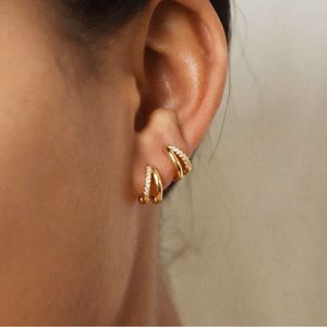 Orecchini a doppio anello geometrici del design unico di diamanti per donne con una fibbia a orecchie vuote fresche ed eleganti