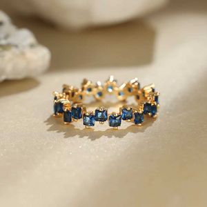 Bandringe unregelmäßige quadratische Zirkon -Verlobungsring Vintage Womens Royal Blue Stone Dünner Ring Vintage Gold Ehering J240527