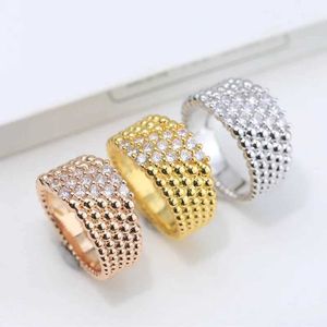 Ringos de cluster quente novo 925 prata esterlina prata completa diamante anel de contas femininas moda temperamento de luxo da marca de jóias do dia dos namorados T240524