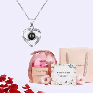 Naszyjniki wiszące serce 100 Języki projekcja z luksusowym pudełkiem na prezent z kwiatami róży dla dziewczyny 2024 Prezenty romantyczna biżuteria