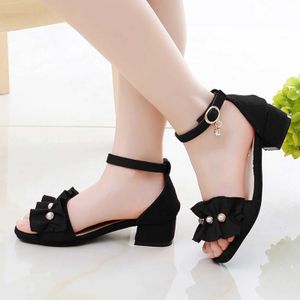 Sandaler Elegant prinsessa för flickor Pearl Lace Leather Childrens Open Toe Low Heel Solid Summer New Shoes D240527