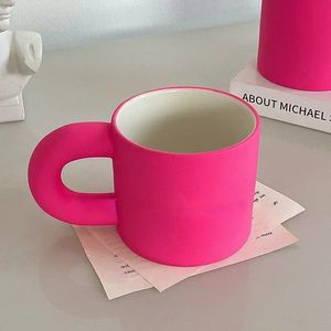 Rosa Keramik -Becher mit Hand für Mädchen zum Trinken von Frühstück Kaffee Milch Tasse Hoch aussehen.