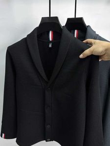 Męskie swetry luksusowe nowe wysokiej jakości męskie jesień i moda zimowa Sweter Lapel SWEAT LAPELED SADUALNY Trendowa kurtka kardigan Q240527