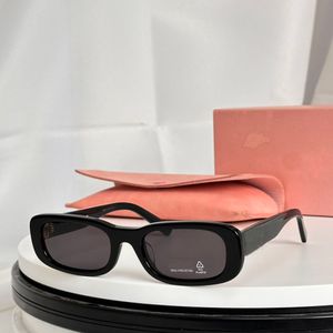 Tendência m letra de letra Sunglasses designer Óculos de sol mulheres retângulo preto óculos de sol masculino óculos de viagem de luxo retangular copos de praia