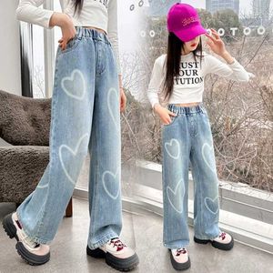 Byxor Kids Girls Heart Printed Wide Ben Pants Girls Lose Straight Jeans Spring and Autumn Childrens Fashion Jeans For Teenage Girls Y240527
