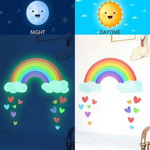 Wystrój ścienny kreskówka Rainbow świetliste naklejek ściennych Świeśnij w ciemnym fluorescencyjnym chmurowym sercu naklejka na ścianę dla dzieci dziecięcego dekoracja domu D240528