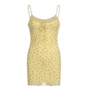 純粋な甘いスパイシーな妖精新鮮なホリデー風の風の黄色い花柄のドレスセクシーなスリムフィットパッケージヒップスカート