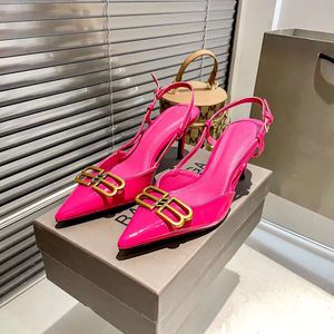 Mode kvinnor pumpar cagole 90 mm sandaler Italien vackra spetsiga tår röda läder guldmetall bokstäver utsmyckade designer bröllop parti sandal hög klackar låda eu 35-42