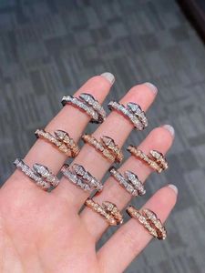 Clusterringe heiß verkaufen neue 925 Sterling Silber Smooth Snake Bone Ring Ladies Personty Trend Luxusmarke Schmuckparty Paar Geschenk T240524