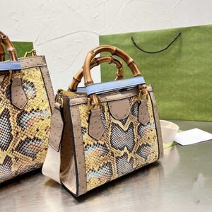 Totes axelväska designer handväska kvinnor crossbody väskor svarta damer messenger väska plånbok mode all-match bambu fast färgförföljningar 2781