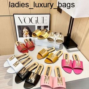 새로운 24SS Loafer Black Pink White Designer Woman Slide Sliop-On Luxury Shoe Moschi Slipper Dhgate 고무 Sandale Summer Beach Shoes Slippers