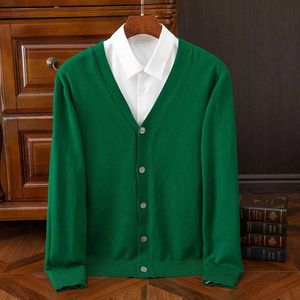 Herrtröjor plus storlek M-5XL Cashmere Cardigan tröja Mensar Solid Color Sticked V-Neck Varm ull Male High End Casual Coat New Style Q240527