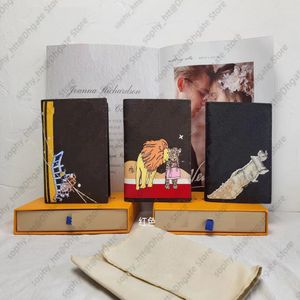 Neue Stile Herren Frauen Passporthalter Lady Wallet Blume gedruckte Seidenkartenhalter Original Lederbeutel Geldbeutelabdeckungen für Passp 180U