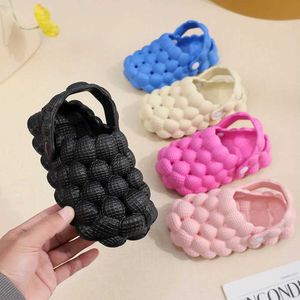 Sneakers New Child Hole Shoes for Children Outdoor Beach Sandals Non Slip Home Garden Shoes Fashion Casual Kids Slippers Child Flip-flops Q240527