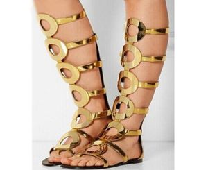 Sexy Gold Circle Flat Sandals Cut-out Knee High Boots Peep Toe Back Zipper Sapatos de gaiola Metal Decoração de verão