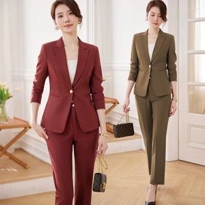 Vestido de duas peças Terno vermelho Spring feminino e outono2024 Escritório de temperamento de alta qualidade usa pequena jaqueta anual de reuniões