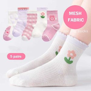 Skarpetki dla dzieci Skarpetki dla dzieci 5 par Socks Childrens Spring Mesh wentylacja cienkie dziewczęta sportowe Skarpetki Lato 2-14-letnia urocza kreskówka dziewczyna średniej długości Skarpetki WX5.27