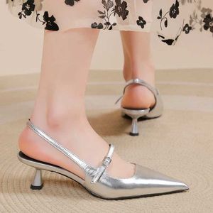 Klänningskor för kvinnor 2024 Nya spetsiga tå kvinnors slingback sandaler Enkla och eleganta högkvalitativa silver klackar H240527