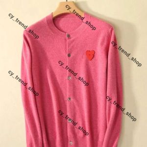 Sigeristi di design da donna di alta qualità da donna CDGS Play Sighi maglione Commerono uomini casual Spaccature Des Badge Garcons con cappuccio rosso cuore a maniche lunghe Cardigan Embroid 185