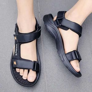 A maioria das sandálias homem tênis confortável Souliers Bandens Chunky Flip Flips Altura de verão Aumentando sapatos de couro Sapato Tenn 924