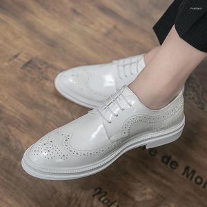 Sapatos casuais homens brogue britânico oxford vestido macho gentleman pu calçado de couro zapatos hombre apartamentos mocassins brancos