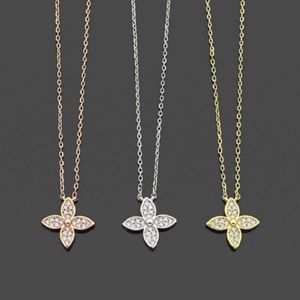 Womens Designer Necklaces Iced Out Pendant V Letter Fashion Four-leaf Clover Necklace Jewelry 2734
