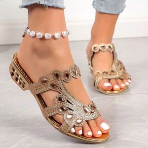 Slippers 2024 Summer New Rhinestone Flip Round Head Fashion Moda grande Sandálias de salto alto Sandálias de praia T240528