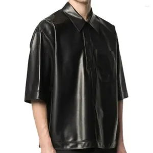メンズポロスブラックマットフェイクレザー短袖Tシャツ男性ファッションカジュアルターンダウンカラーポロシャツサマーストリートカスタム
