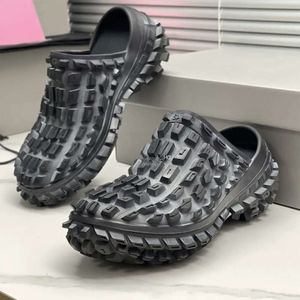 Slippersneaker pneus designer 2024 zagueiro pneu plataforma borracha de borracha grossa homem chinelos de moda tênis triplos pretos 995