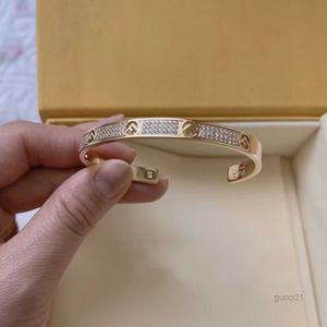 Deluxe Full Diamond Boletle Bracelets 18K Gold F Femme Letter Grave Otward Bangles Biżuteria ślubna dla kobiet dziewczęta hurtowe 5w73