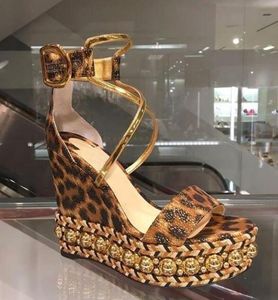 2022 Роскошная леди обувь для женского шоколадного сандалового клина жемчуга Женские сандалии по бондалиям.