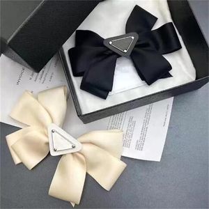 Designer Bow Invertered Triangle Barrettes Girls Hairpin Classic Letter Hair Clips Luxury Hairlips Fashion Women Bow pannband Hårtillbehör smycken gåva