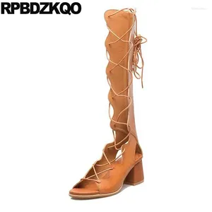 Stövlar designer skor kvinnor lyx 2024 sandaler vintage bred kalv snörning upp sommarchunky lång gladiator knä hög öppen tå romersk